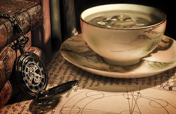 come trovare un hobby in base al tempo a disposizione, immagine di un orologio e una tazza di tè